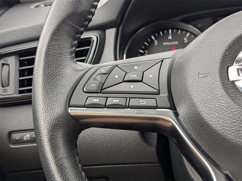 Used 2020 Nissan Rogue SV image 29