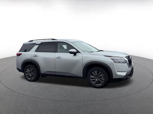 Used 2025 Nissan Pathfinder SV AWD/4WD image 2