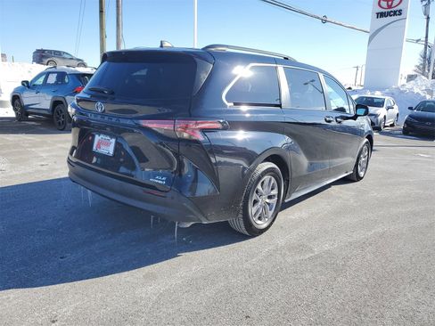 Certified 2022 Toyota Sienna XLE w/ XLE Plus Package image 4