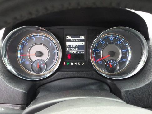 Used 2016 Chrysler Town & Country Touring FWD image 44