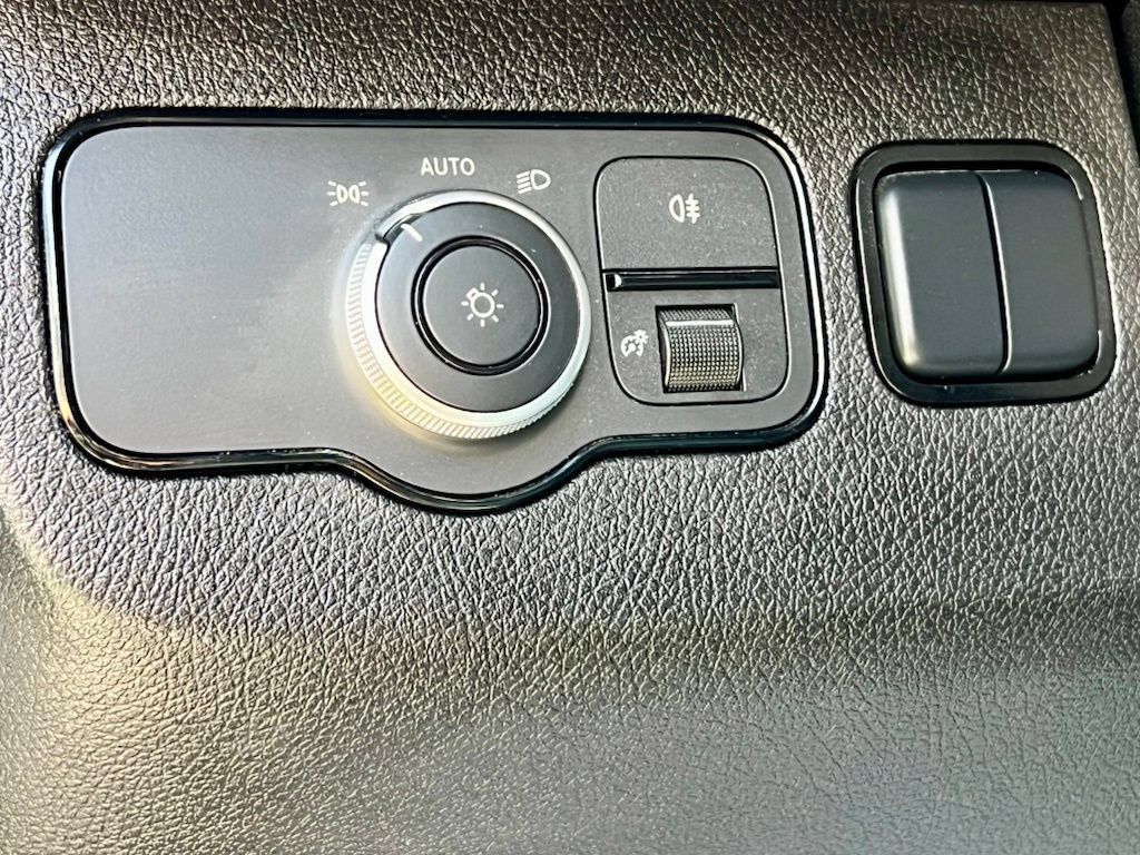 Used 2025 Mercedes-Benz Sprinter 2500 image 32