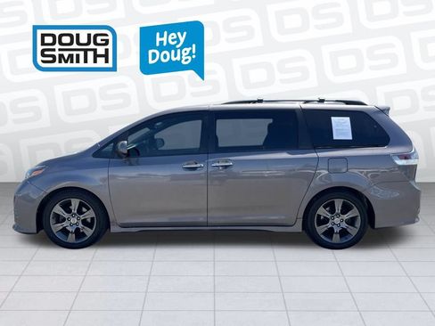 Used 2016 Toyota Sienna SE Premium FWD image 3