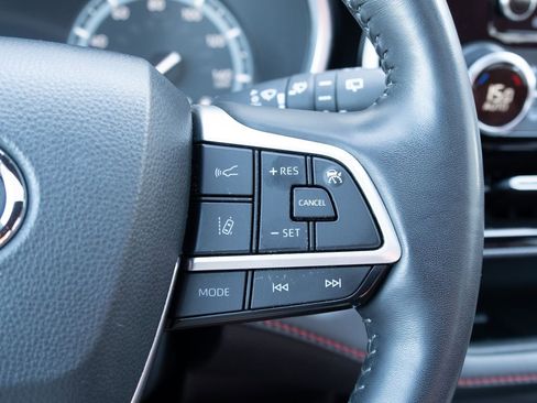 Used 2022 Toyota Highlander XSE image 8