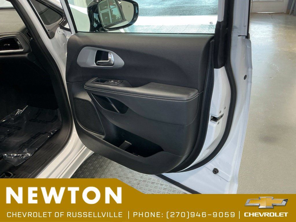 Used 2025 Chrysler Pacifica Limited FWD image 53