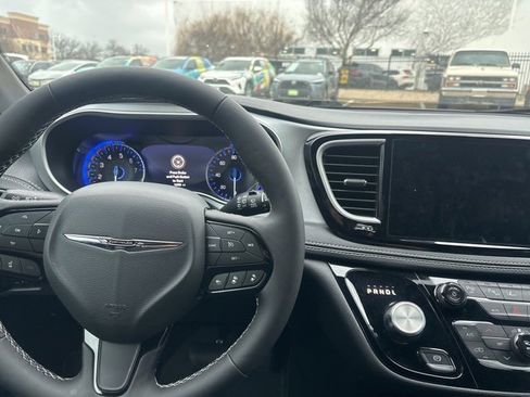 Used 2024 Chrysler Pacifica Touring-L w/ Uconnect Theater Family Group image 10