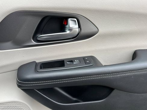 Used 2023 Chrysler Pacifica Touring-L FWD image 19
