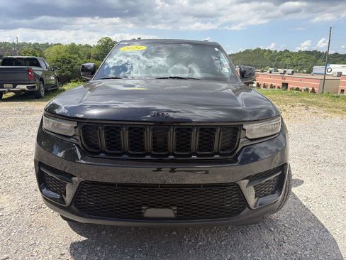 Used 2024 Jeep Grand Cherokee Altitude RWD image 30