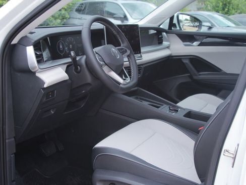 Certified 2025 Volkswagen Tiguan SE FWD image 10