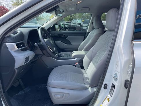 Used 2021 Toyota Highlander LE FWD image 4