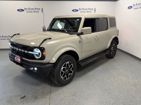 Used 2025 Ford Bronco Outer Banks AWD/4WD image 3