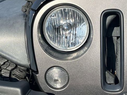 Used 2018 Jeep Wrangler Sport image 9