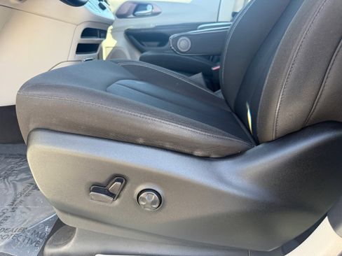 Used 2020 Chrysler Voyager LX FWD image 10