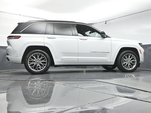 Used 2025 Jeep Grand Cherokee Summit AWD/4WD image 40