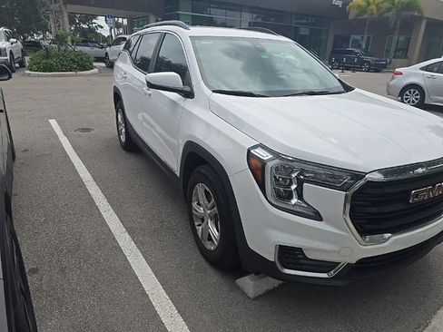 Used 2024 GMC Terrain SLE w/ Driver Convenience Package FWD image 4