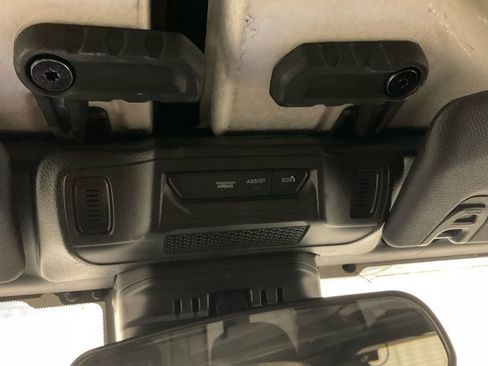 Used 2025 Jeep Wrangler Sahara image 23