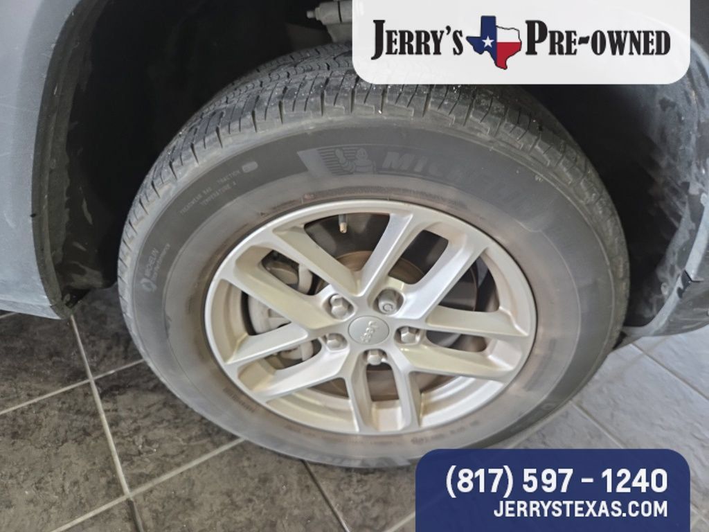 Used 2023 Jeep Grand Cherokee L Laredo RWD image 4