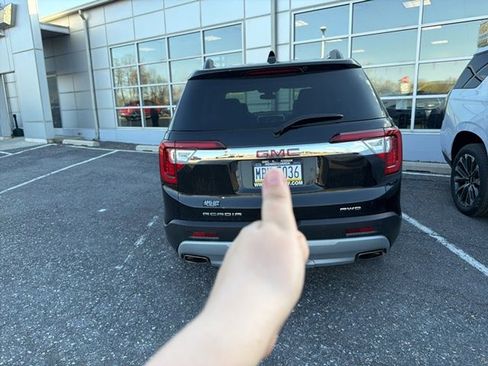 Used 2023 GMC Acadia SLT w/ Preferred Package AWD/4WD image 4