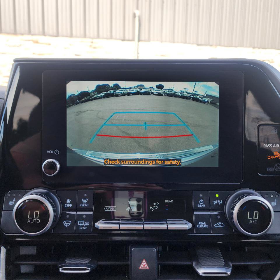 Used 2024 Toyota Highlander XLE FWD image 11