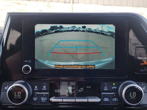 Used 2024 Toyota Highlander XLE FWD image 11
