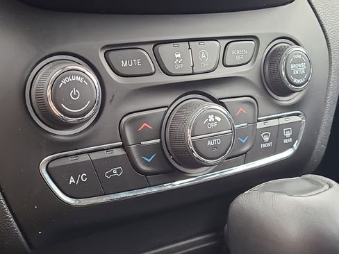 Used 2022 Jeep Cherokee Trailhawk w/ Comfort/Convenience Group image 27