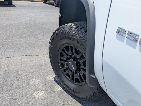 Used 2025 Chevrolet Silverado 2500 ZR2 w/ Technology Package AWD/4WD image 9