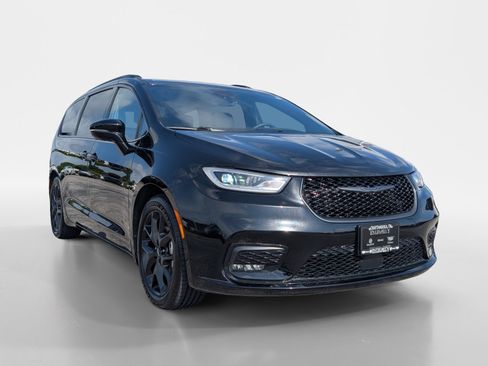 Used 2025 Chrysler Pacifica Limited FWD image 2