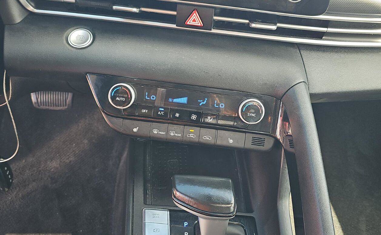 Used 2022 Hyundai Elantra SEL w/ Convenience + Premium Package FWD image 11