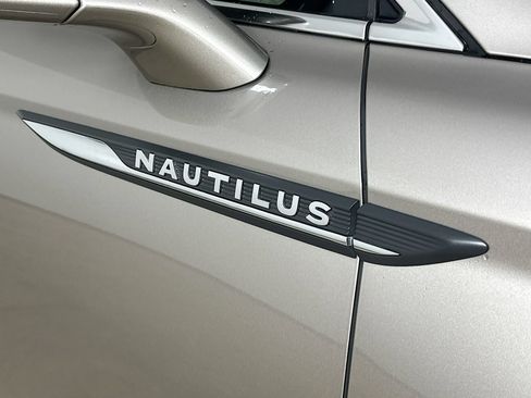 Used 2019 Lincoln Nautilus FWD image 9