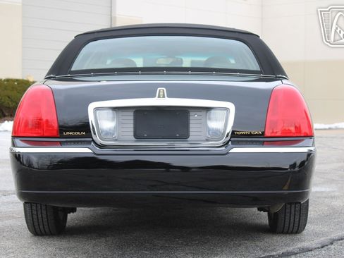 Used 2006 Lincoln Town Car Designer Series image 6