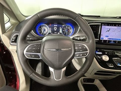 Used 2023 Chrysler Pacifica Touring-L FWD image 14