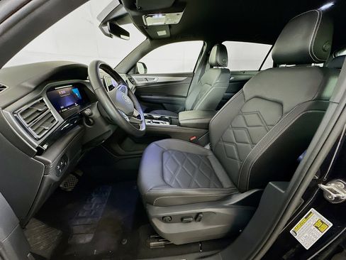 Used 2025 Volkswagen Atlas Cross Sport SE image 13