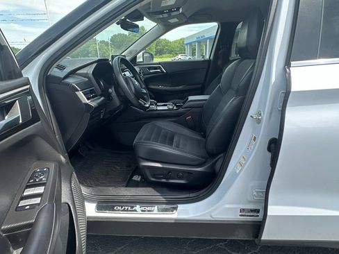 Used 2025 Mitsubishi Outlander SE FWD image 9