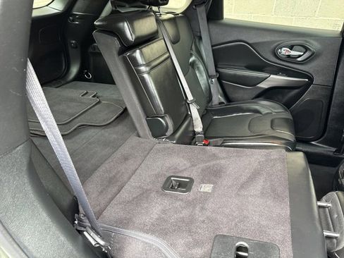 Used 2019 Jeep Cherokee Limited image 17