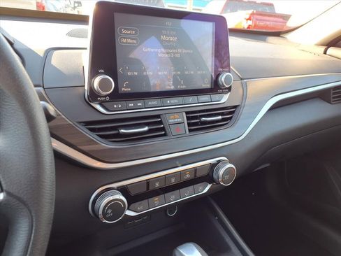 Used 2025 Nissan Altima 2.5 SV image 9