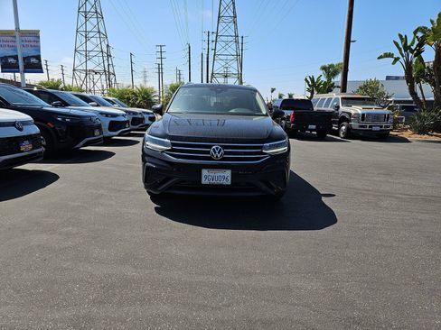 Used 2023 Volkswagen Tiguan SE w/ Panoramic Sunroof Package FWD image 2