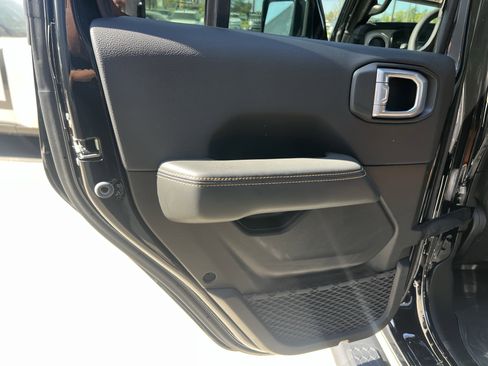 Used 2024 Jeep Wrangler Sahara image 29