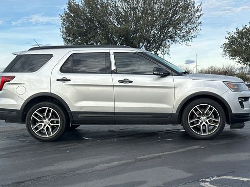 Used 2019 Ford Explorer Sport image 3