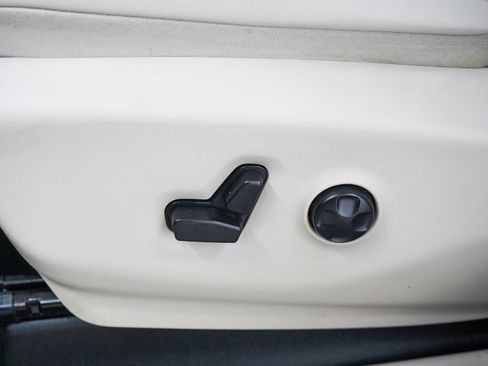 Used 2018 Chrysler Pacifica Limited w/ Advanced Safetytec Group FWD image 26