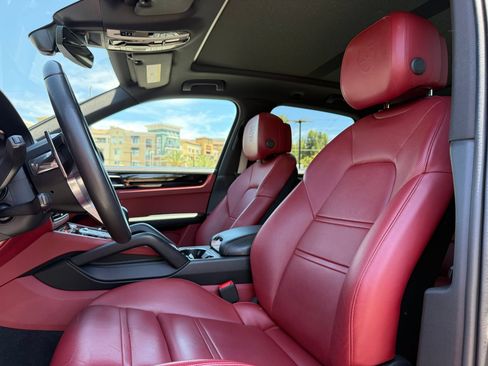 Certified 2023 Porsche Cayenne Platinum Edition AWD/4WD image 4