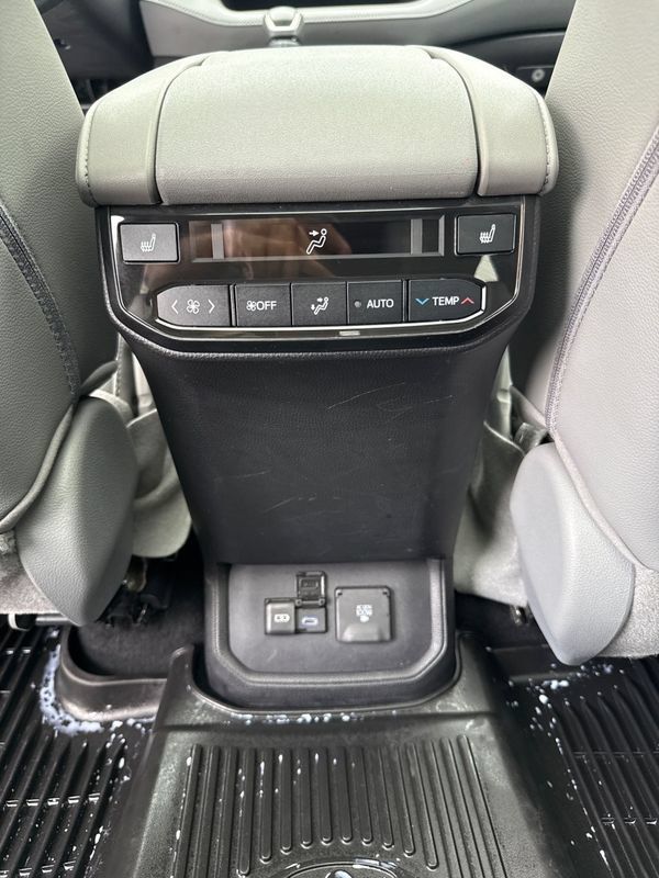 Used 2022 Toyota Highlander Platinum AWD/4WD image 28