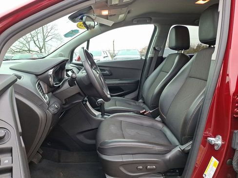 Used 2022 Chevrolet Trax LT w/ LT Convenience Package image 18