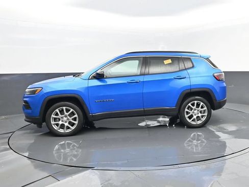 Used 2024 Jeep Compass Latitude w/ Sun and Sound Group AWD/4WD image 5