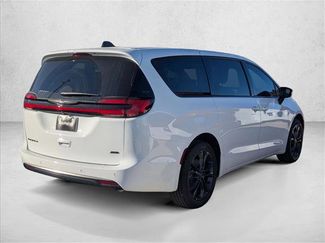 New 2026 Chrysler Pacifica Select video 2