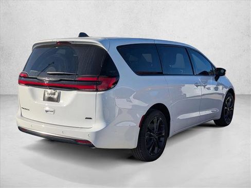 New 2026 Chrysler Pacifica Select image 2