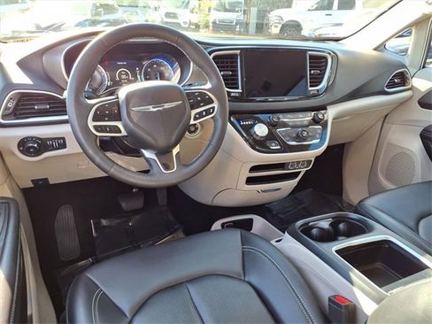 Used 2024 Chrysler Pacifica Touring-L image 8