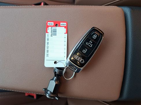 Used 2024 Audi Q8 e-tron Premium image 10