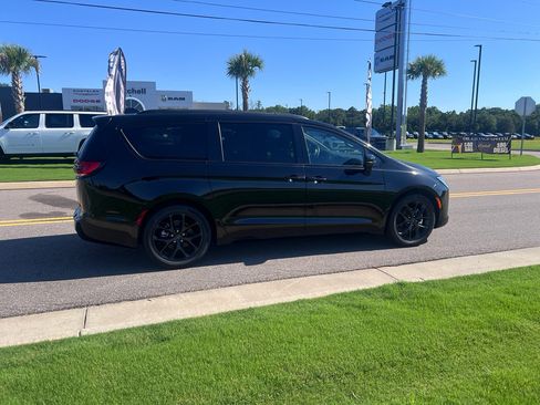 New 2027 Chrysler Pacifica Limited w/ S Appearance Package FWD image 2