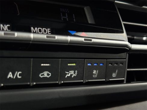 Certified 2025 Toyota Sienna Limited image 38