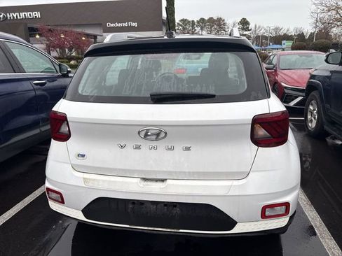 Used 2023 Hyundai Venue Limited image 10