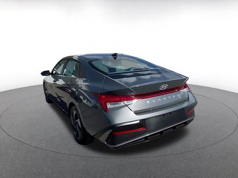 Used 2025 Hyundai Elantra SEL image 11